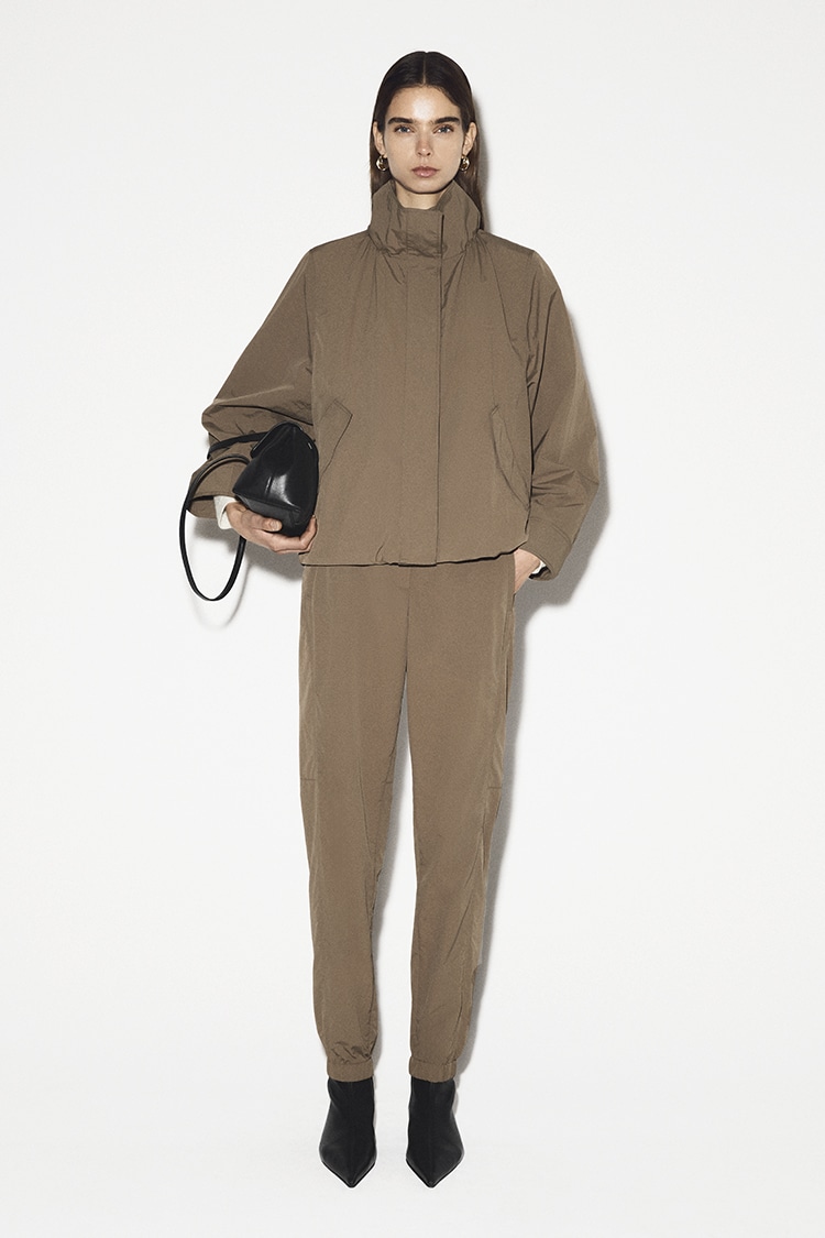 テクニカルナイロン バレルレッグパンツ